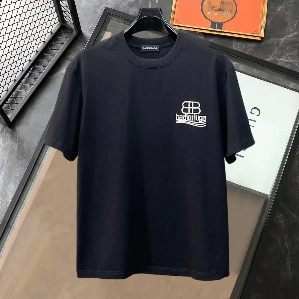 Balenciaga's high-end top-quality products 🐮2026 Spring and Summer New Arrival first counter, the latest New Arrival short-sleeved round neck T-shirt, Premium customized design, avant-garde and fashionable! Brand logo heavy craftsmanship design Premium customized 260g fabric. Soft to the touch. Comfortable to wear. Counter-level exquisite stitching. Fine workmanship. The upper body effect is incomparably handsome! A must-have item for men and women with the same style! Sizes: S~XXL When placing an order, please state your height and weight. The maximum wearing size is 210 pounds (one size larger)